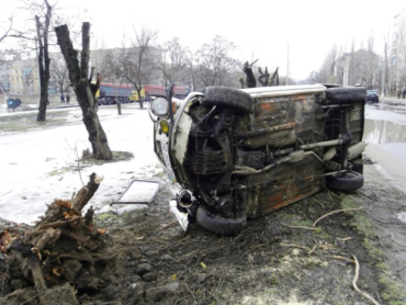 В Николаеве ВАЗ, уходя от погони, врезался в дерево и "слег"