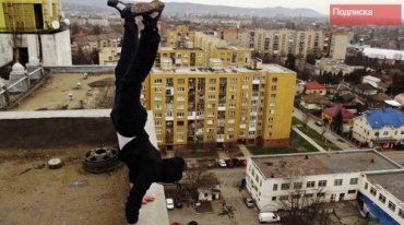 Экстремал Иван Кираль стоит на руках гостиницы "Интурист Закарпатье"