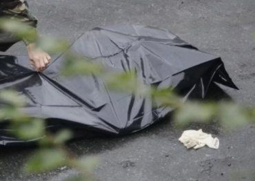 В Киеве через неразделенную любовь молодая девушка совершила самоубийство