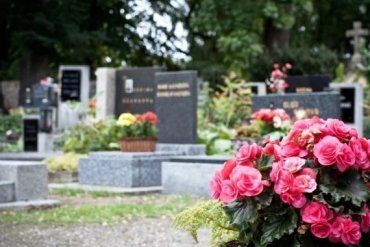 Власти решили усложнить людям жизнь: венки и оградки на кладбище запрещены
