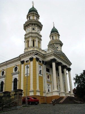 Площадь Андрея Бачинского - перед Кафедральным собором в Ужгороде