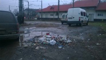 Стихийная мусорная свалка возле переезда на ул. Гагарина