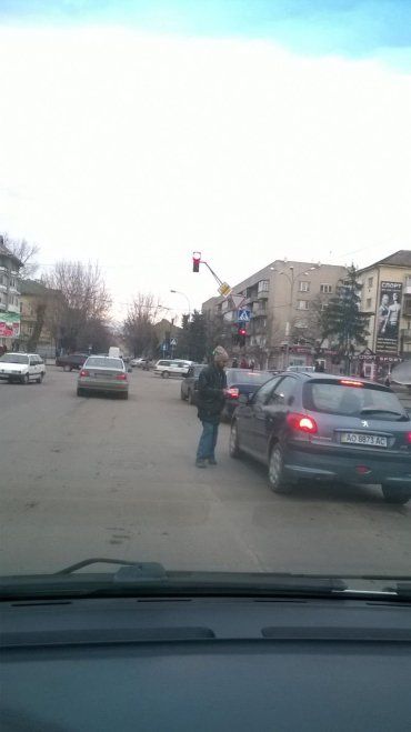 В Ужгороде попрошайки мешают движению автомобилей и сами рискуют жизнью
