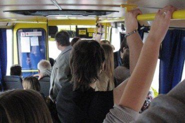 В автобусе было много людей и никто не защитил ребенка ...