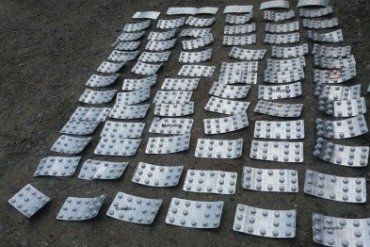 Полиция нашла 78 пачек подозрительных таблеток и 2 шприца