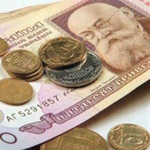 Азаров отчитался, что в этом году зарплата украинца выросла на 20%