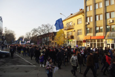 По Ужгороду прошла колонна митингующих людей