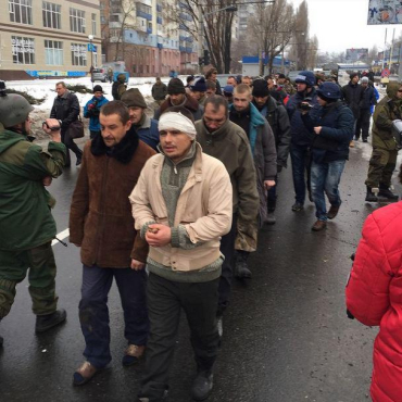 Боевики "ДНР" провели пленных очередным "коридором позора"