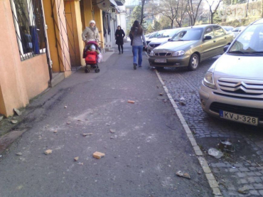 Женщина с детской коляской даже не рисковала проходить мимо здания