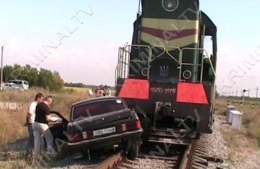 В Запорожье "Волга" пошла на таран локомотива: есть жертвы
