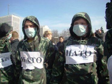 В Москве активисты «России молодой» хоронили «Виктора Ющенко»
