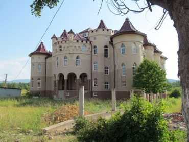 Большинство из домов похожи на сказочные замки