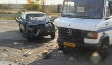 В Крыму автобус столкнулся с Volvo, 4 пострадавших