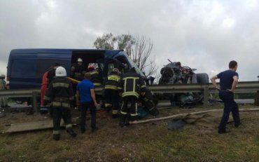 Ужасное ДТП на трассе Киев-Чоп: автобус с туристами врезался в авто, есть жертвы