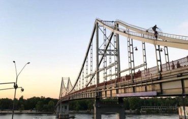 У Києві 16-річний підліток впав з опори Пішохідного мосту і розбився на смерть