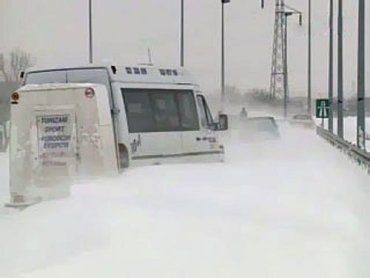 Мощные снегопады сковали движение на Балканах