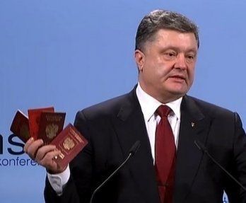Порошенко представил заграничные паспорта террористов