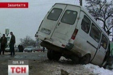В Ужгороде лобовое столкновение иномарки и маршрутного такси, шесть пострадавших