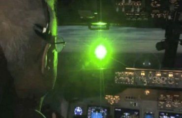 Пилотов пытались ослепить лазером при посадке в Ужгороде