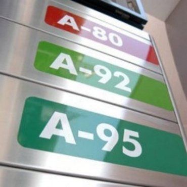 На заправках в Ужгороде операторы уже не успевают менять таблички цен на топливо