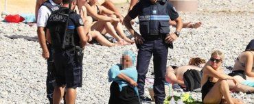 Французские полицейские вынудили женщину снять буркини