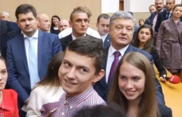 Появилось видео перепалки Порошенко со студентом из-за АТО