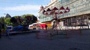 В Ужгороде пешеходную зону заградили каруселями