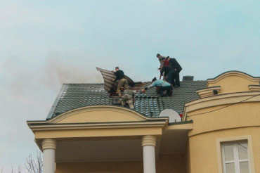 В Ужгороді у сусідньому із штаб-квартирою “Правого Сектора” будинку зайнявся дах