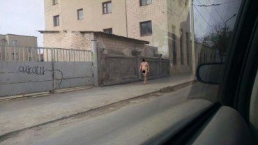 Чоловік гуляв голяка по Тернополі
