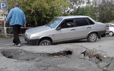 Водії, котрі пошкодили свої автомобілі через ями, мають право на компенсацію