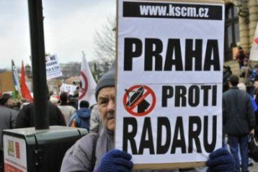 Тысячи человек вышли в Праге на демонстрацию против размещения радара
