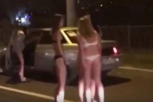 Женщины разделись до нижнего белья и просили у водителей 100 рублей