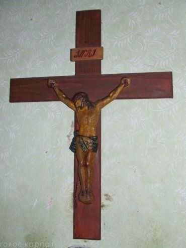 Замироточило чавунне розп’яття Ісуса, прикріплене до дерев’яного хреста
