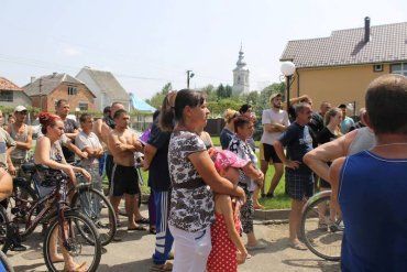 Пострадавшие от стихийного бедствия жители села Теково собрались у сельсовета