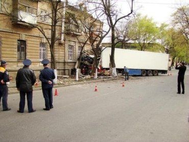 В Одессе фура врезалась в жилой дом