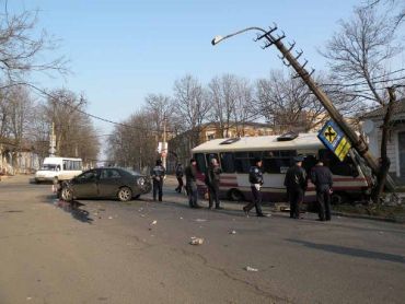 В Николаеве иномарка врезалась в автобус: травмированы пятеро