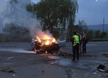 Столкновение " Шкоды" и "Тойоты" под Ужгородом закончилось пожаром.