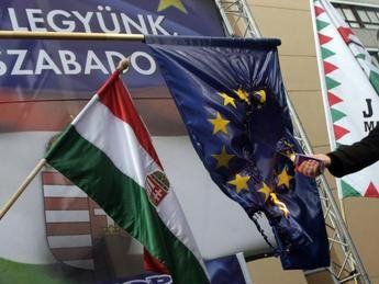 Венгры в регионе Карпат имеют право на двойное гражданство и автономию