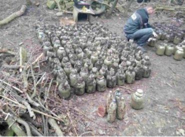 Закопані наркоти знайшли в Івано-Франківській області