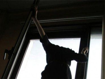 69-літня жінка вистрибнула з вікна дев'ятого поверху