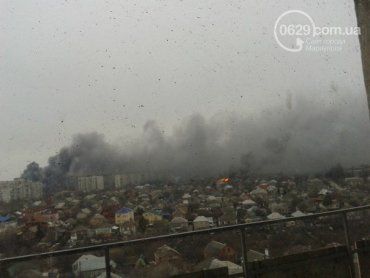 Обстрел Мариуполя: разрушенные дома, горящие машины и паника на улицах