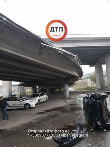 В Киеве автомобиль слетел с моста в салоне которого находился водитель и ребенок