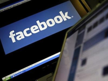 родители создают аккаунты в Facebook, чтобы следить за своими детьми