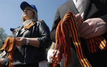 Поліцейські змусили жінку оплатити штраф за носіння георгіївської стрічки