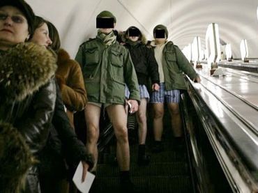 Несколько человек спустились в метро без штанов