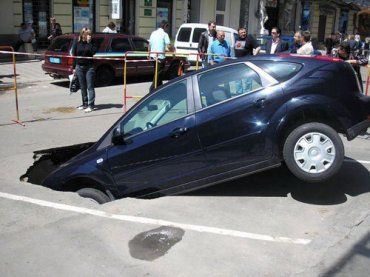 Хозяин отошел на 5 минут, а его авто рухнуло под асфальт