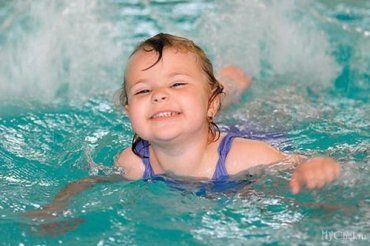 Бассейн имеет стандарты для обучения плаванию детей до 14 лет