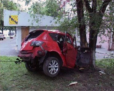В Киеве автомобиль въехал в дерево: 2 погибших