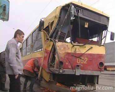 Трамвай разнес кабину своему собрату