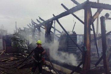В Солотвино сгорела деревянная летняя терраса-кафе